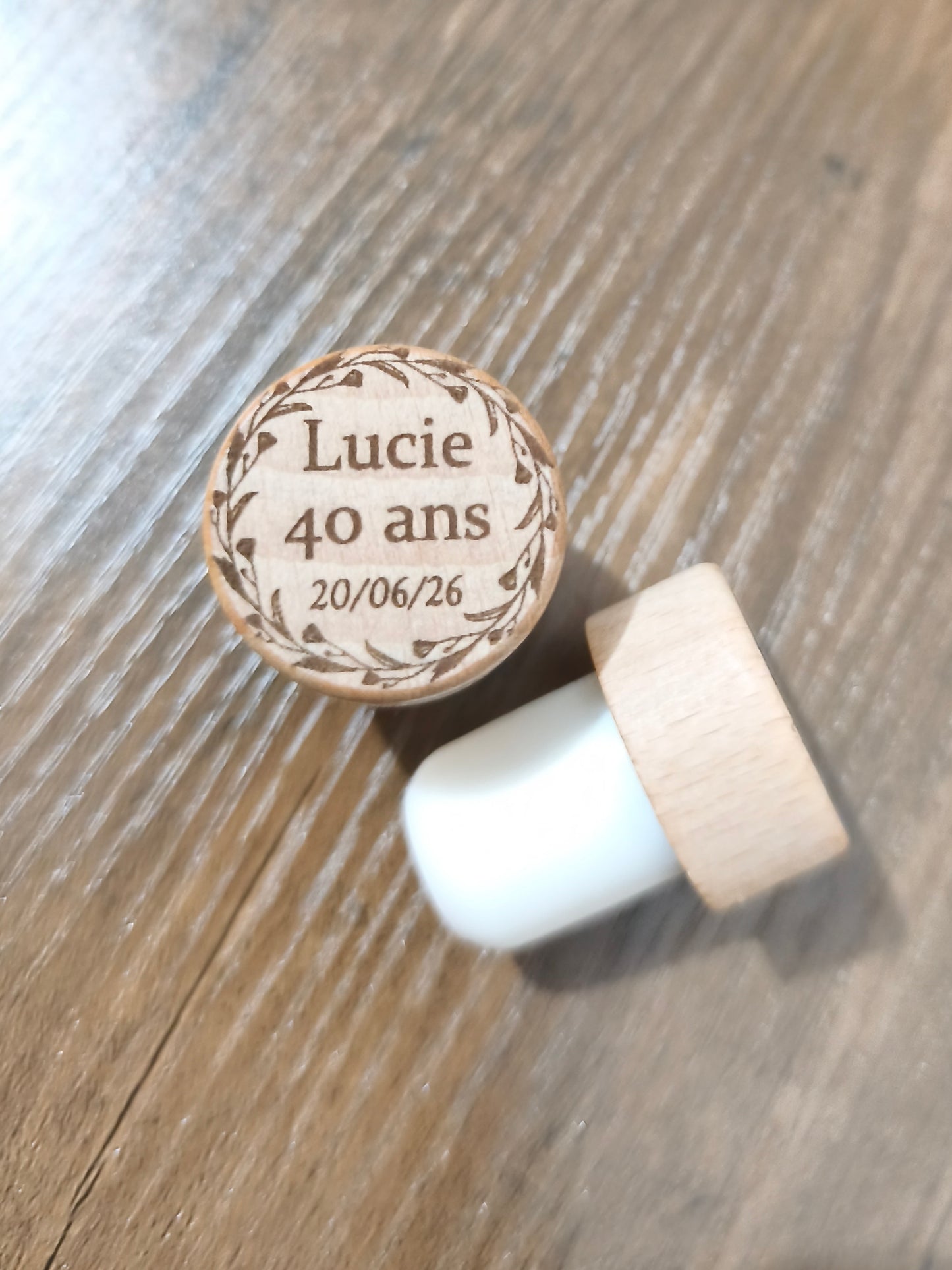 Bouchon de Bouteille Personnalisé en Bois, Cadeau Invité Anniversaire, Bouchon Gravé Prénom, Décoration de Table , Souvenir Événement Personnalisé, Bouchon Vin.