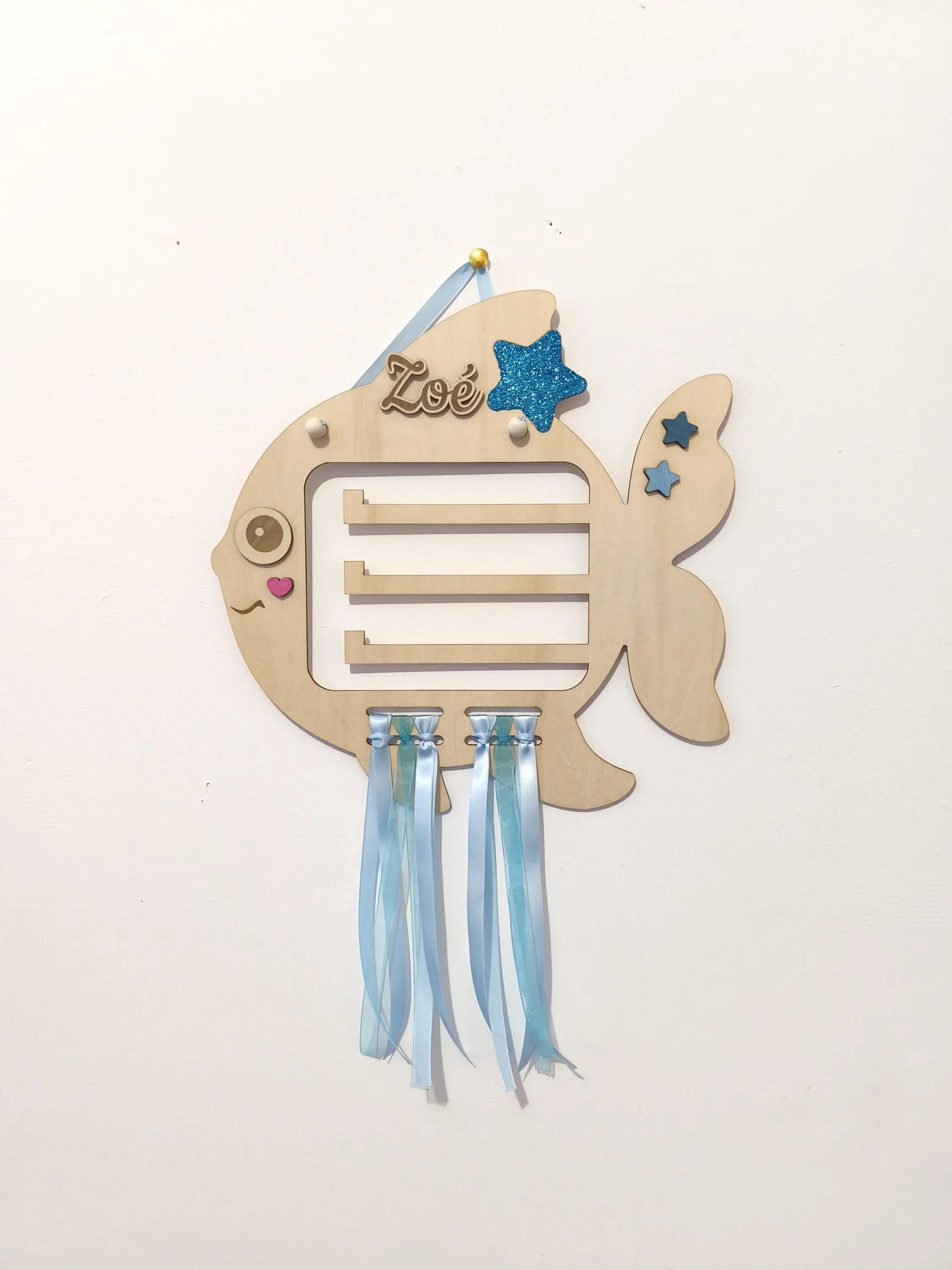 Support à Barrettes et Chouchous Personnalisé – Porte-accessoires Cheveux Enfant "Petit poisson" – Déco Murale Bois Peinte à la Main