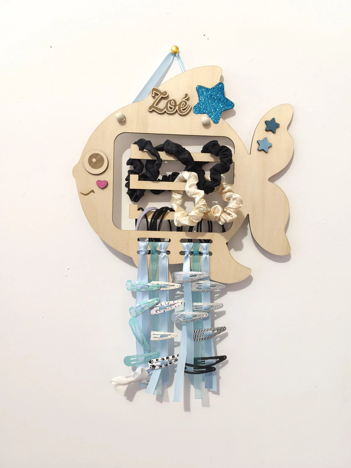 Support à Barrettes et Chouchous Personnalisé – Porte-accessoires Cheveux Enfant "Petit poisson" – Déco Murale Bois Peinte à la Main
