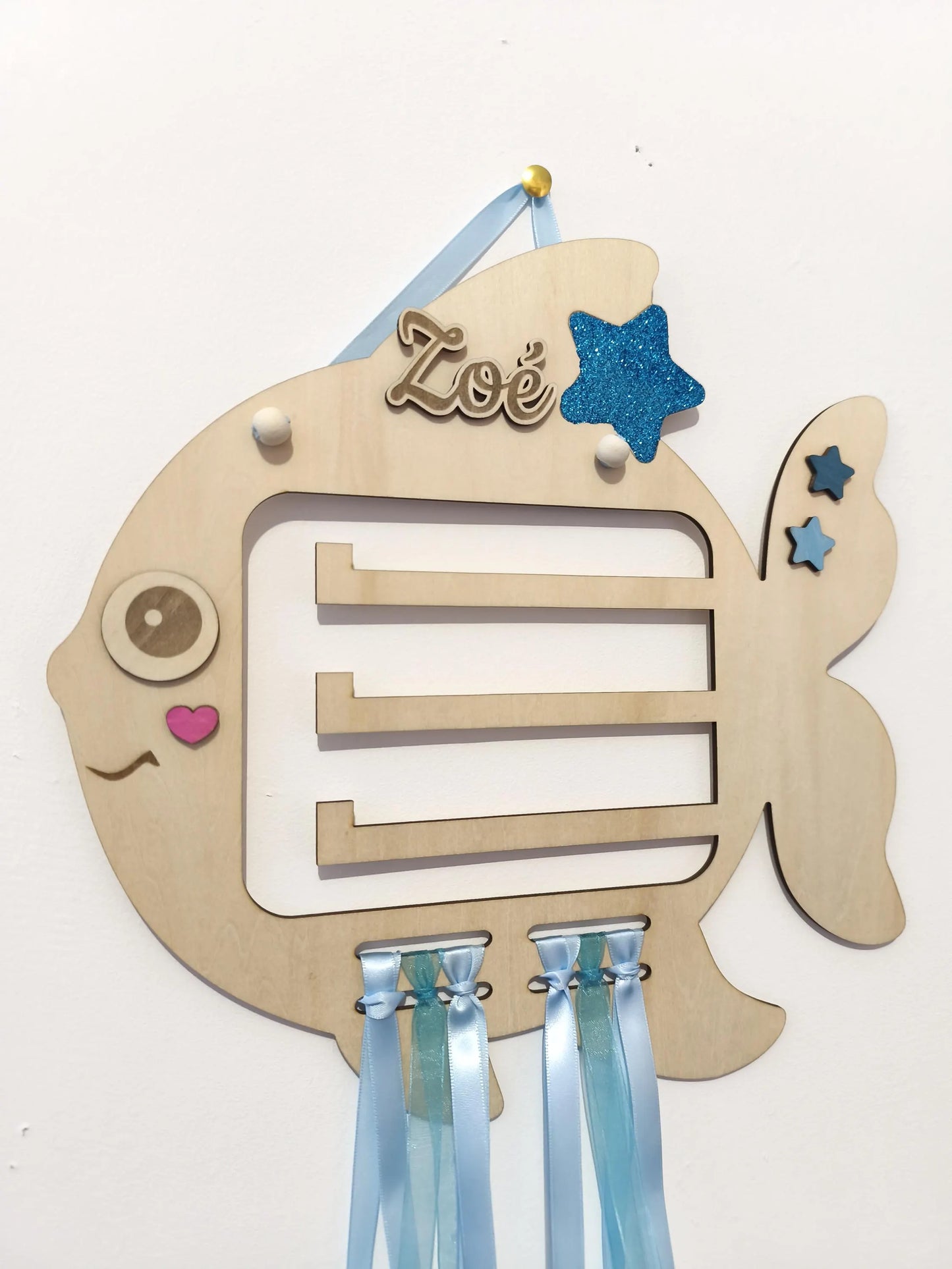 Support à Barrettes et Chouchous Personnalisé – Porte-accessoires Cheveux Enfant "Petit poisson" – Déco Murale Bois Peinte à la Main