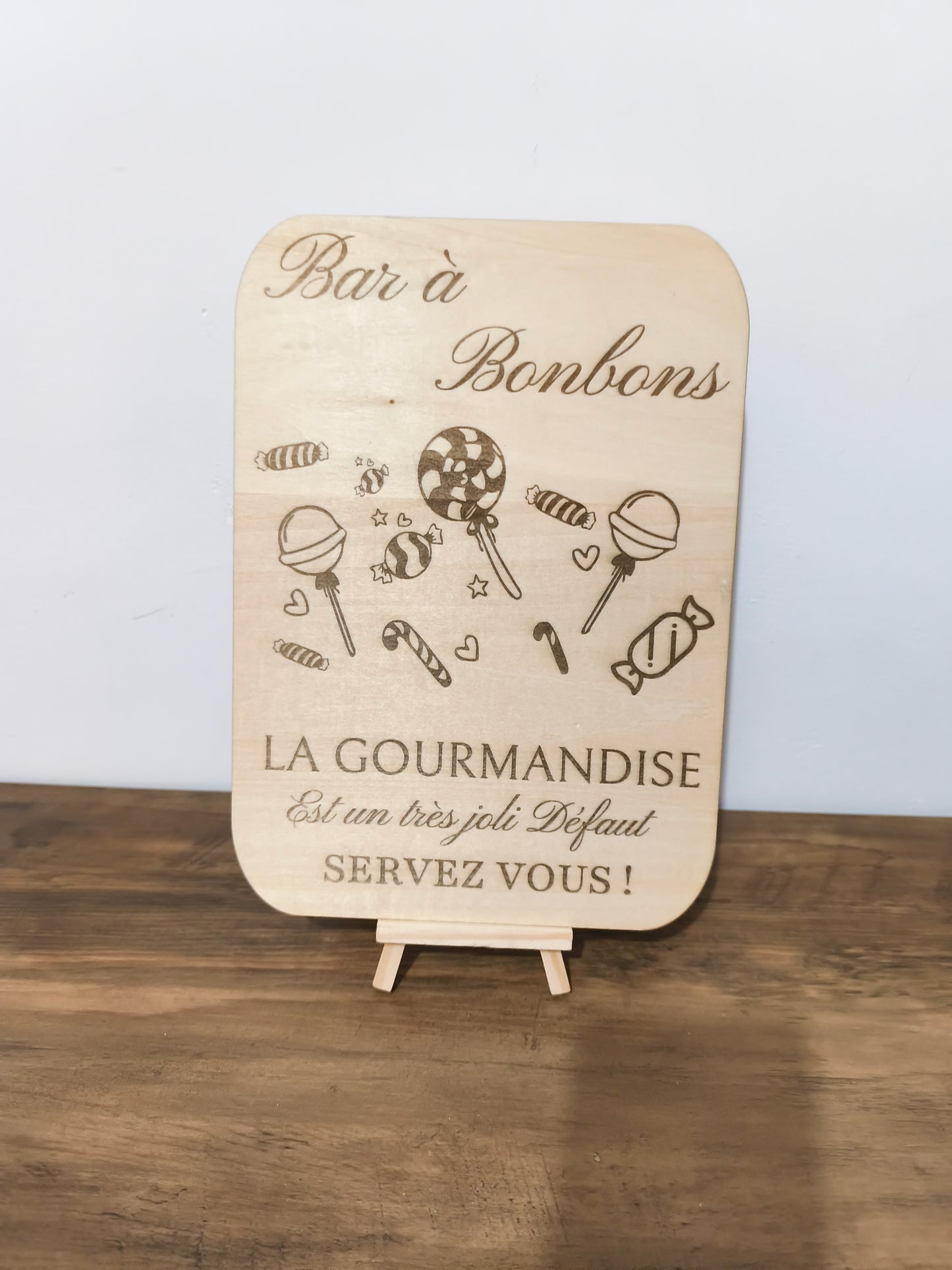 Panneau Bar à Bonbons en Bois, Pancarte Candy Bar Mariage, Décoration de Table Gourmande, Signalétique Mariage Bois, Panneau Gravé "La Gourmandise est un joli défaut", Support Candy Bar.