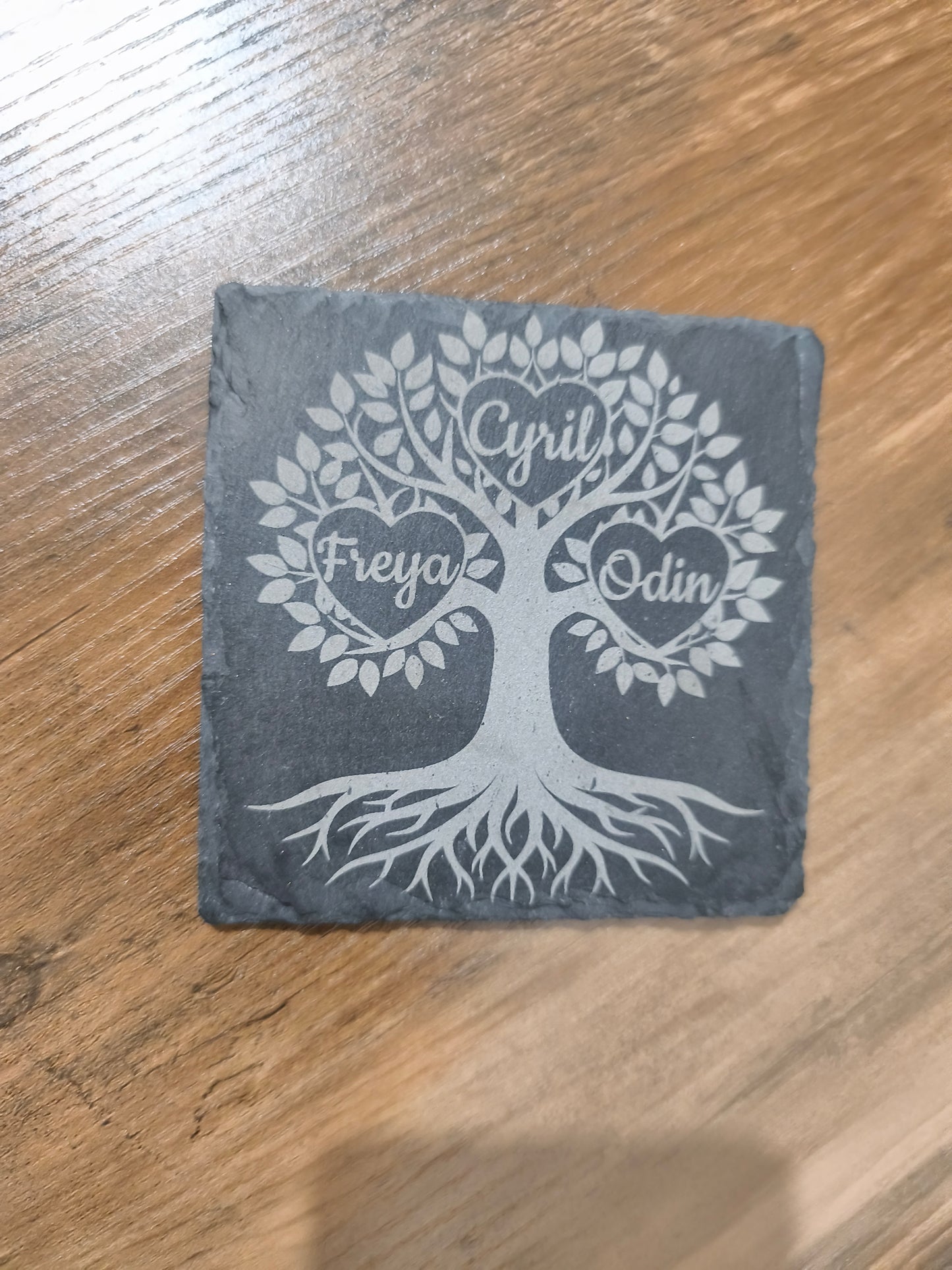 Dessous de verre Arbre de Vie Personnalisé en Ardoise – Jusqu'à 5 Prénoms – Cadeau Famille, Fête des Mères, Pendaison de Crémaillère