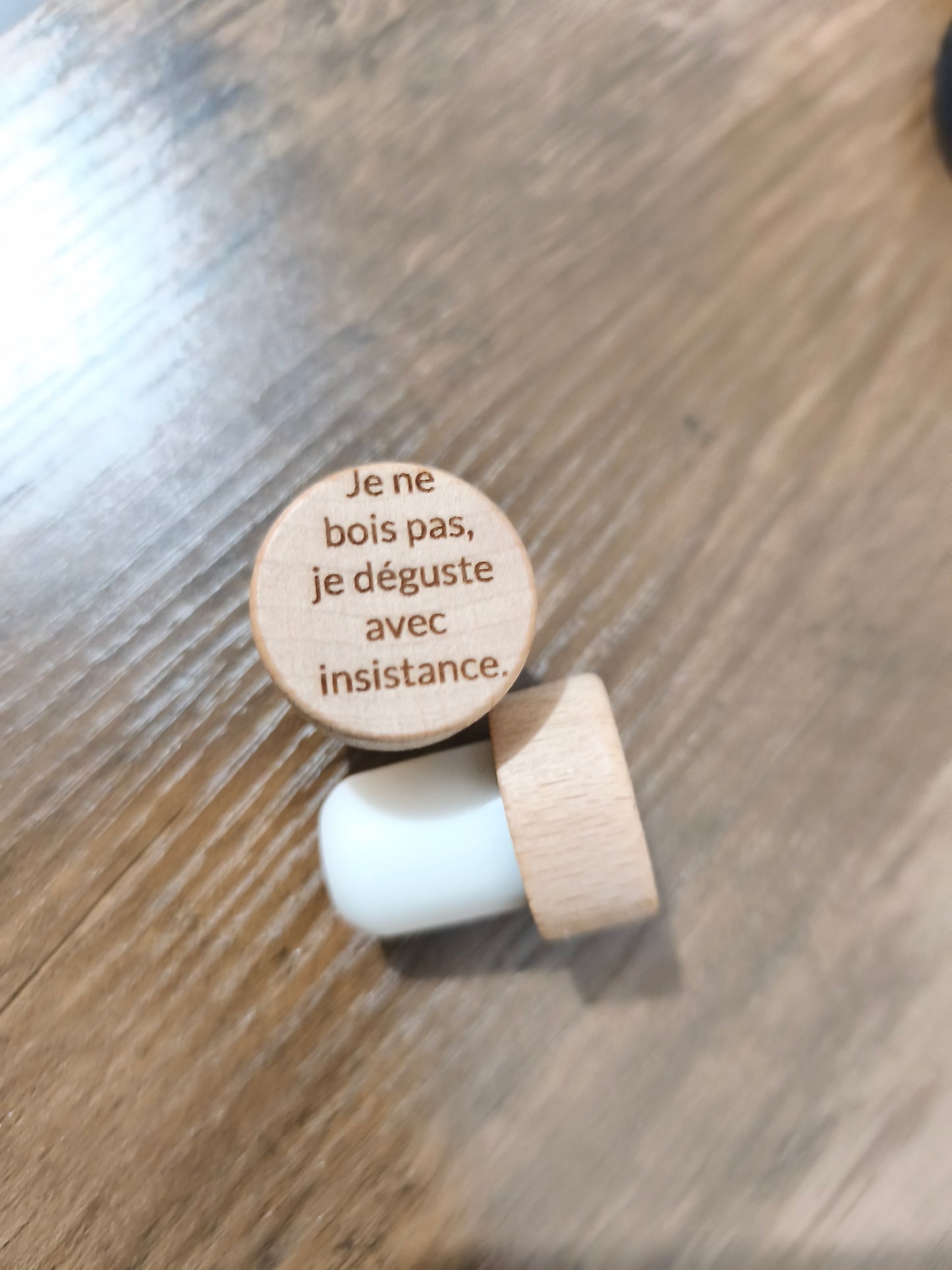 Bouchon de Bouteille en Bois Gravé – Humour Vin & Apéro