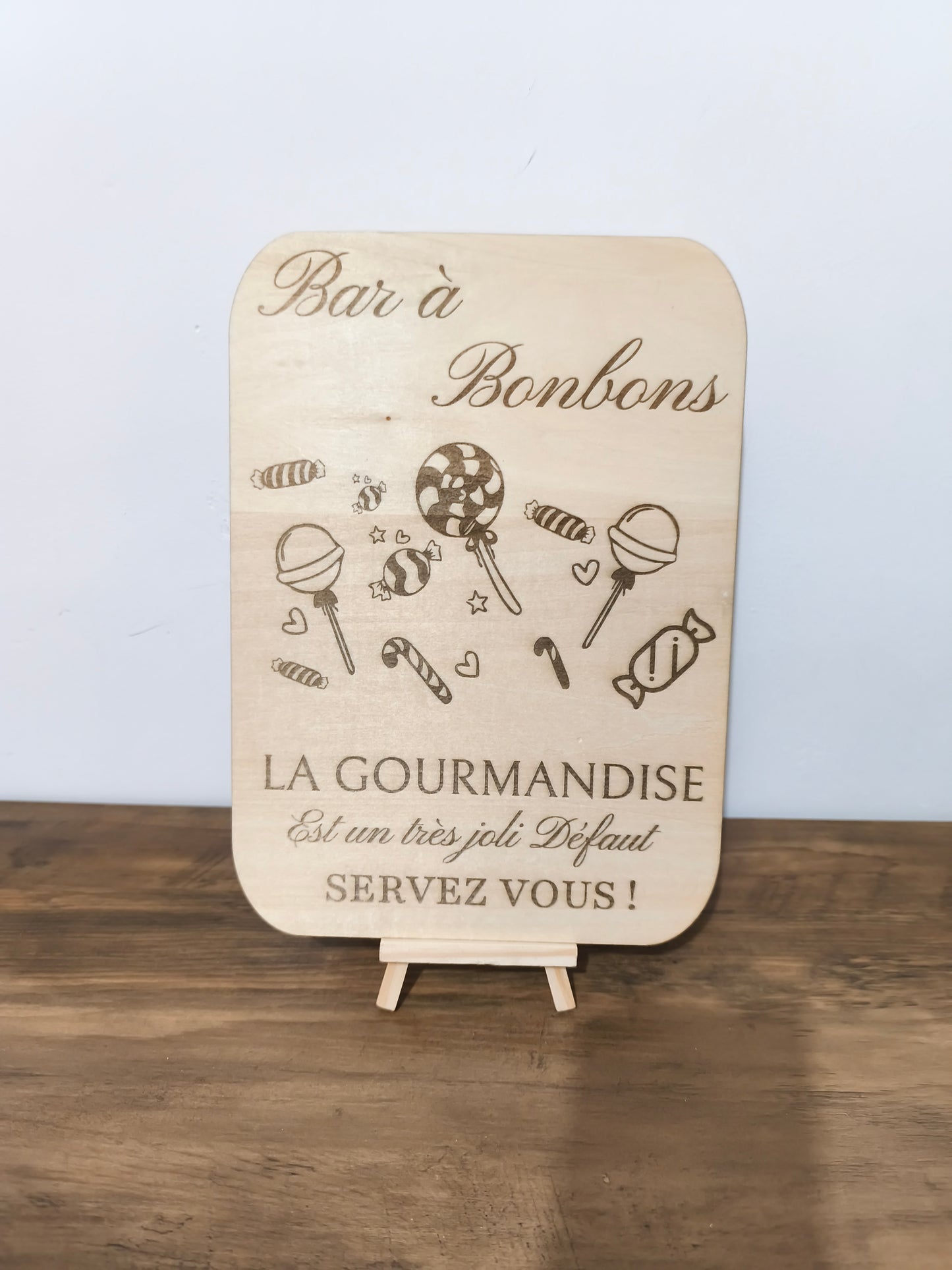 Panneau Bar à Bonbons en Bois, Pancarte Candy Bar Mariage, Décoration de Table Gourmande, Signalétique Mariage Bois, Panneau Gravé "La Gourmandise est un joli défaut", Support Candy Bar.